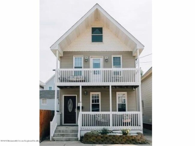 property at 8 Surf St