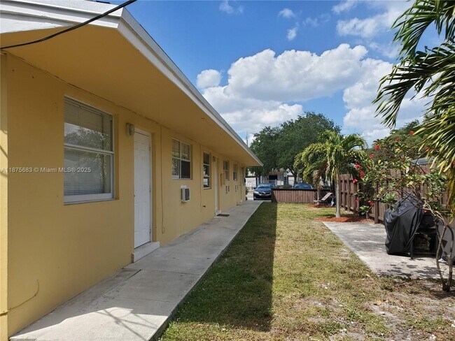 26 SE 3rd Terrace in Dania Beach, FL - Building Photo - Building Photo