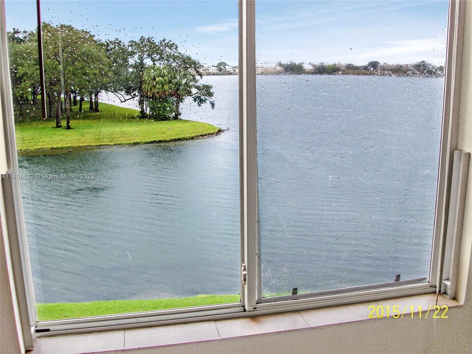 2361 NW 33rd St, Unit SAIL BOAT CONDOS in Oakland Park, FL - Building Photo