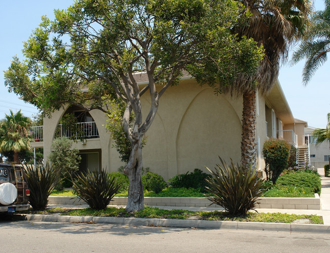 16032 Waikiki Ln in Huntington Beach, CA - Building Photo - Building Photo