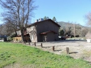48922 River Park Rd in Oakhurst, CA - Foto de edificio - Building Photo