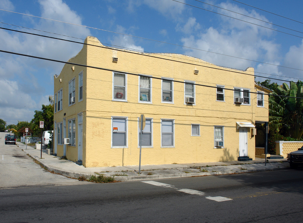 801 Dobbins St in West Palm Beach, FL - Building Photo