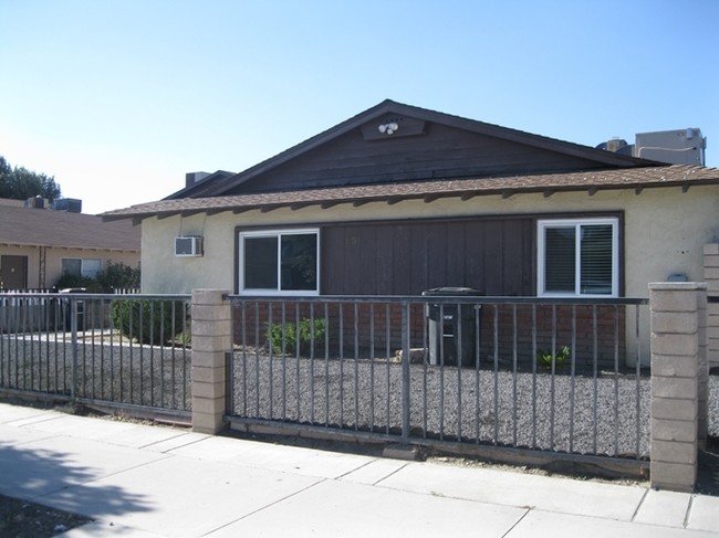 1250 Valencia Ave in Hemet, CA - Foto de edificio - Building Photo