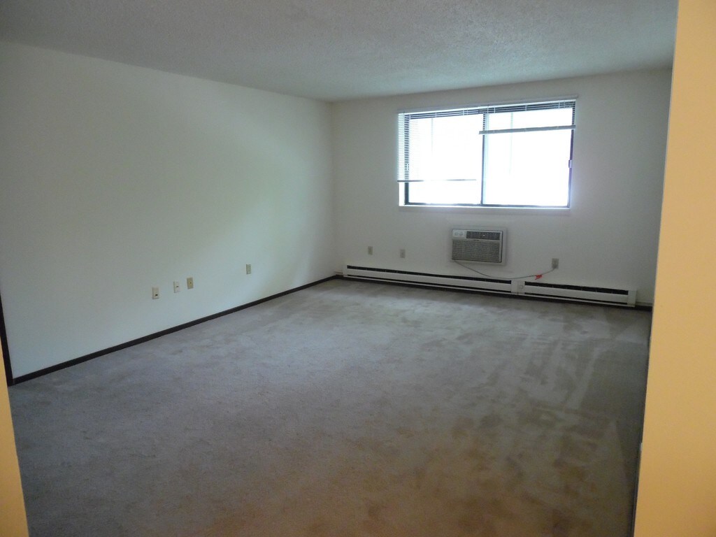 Oakton Beach Apartments in Pewaukee, WI