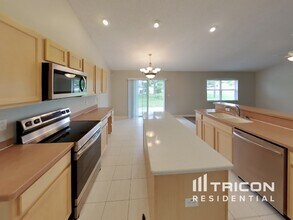 4151 Candler Ave in Spring Hill, FL - Foto de edificio - Building Photo