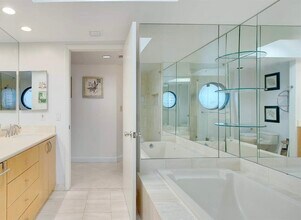 1000 W Island Blvd, Unit 2409 in Aventura, FL - Foto de edificio - Building Photo