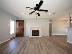 320 Holiday St in Tomball, TX - Building Photo - Building Photo