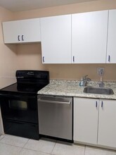 8020 Fairview Dr, Unit 303 in Tamarac, FL - Building Photo - Building Photo