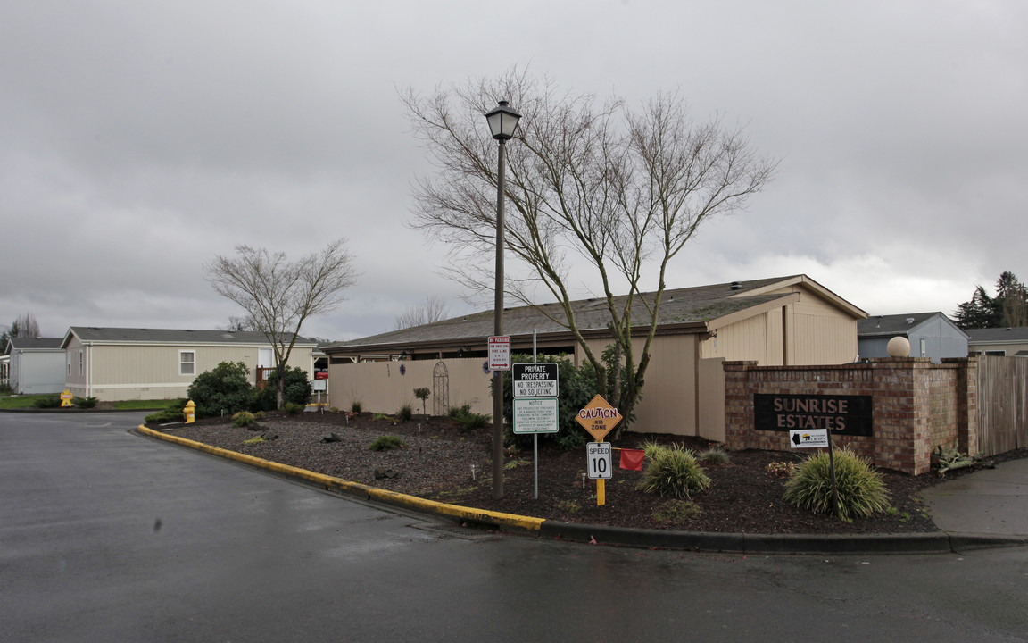 300 S Everest Rd in Newberg, OR - Building Photo