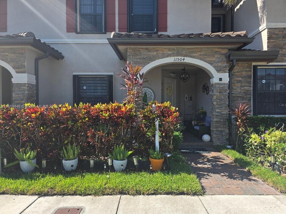 11504 SW 250th St in Homestead, FL - Foto de edificio