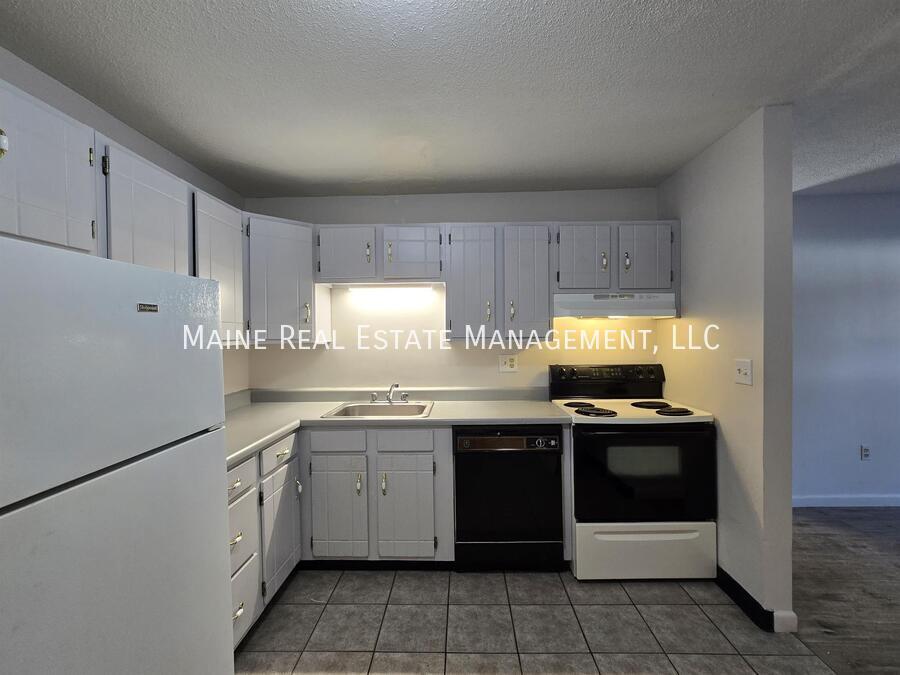 10 Tall Pines Dr in Lewiston, ME - Building Photo