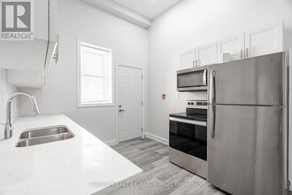 284-284 Talbot St in St Thomas, ON - Building Photo - Building Photo