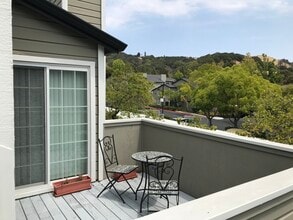 515 Canyon Oaks Dr, Unit E in Oakland, CA - Foto de edificio - Building Photo