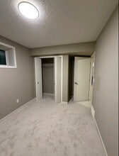 4690 Alwood Way SW in Edmonton, AB - Building Photo - Building Photo
