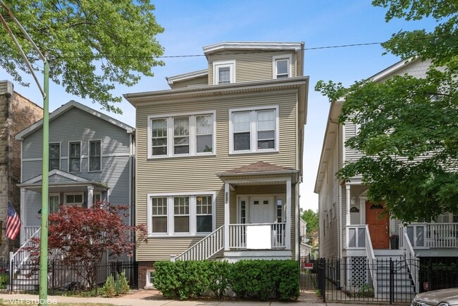 property at 1652 W Nelson St