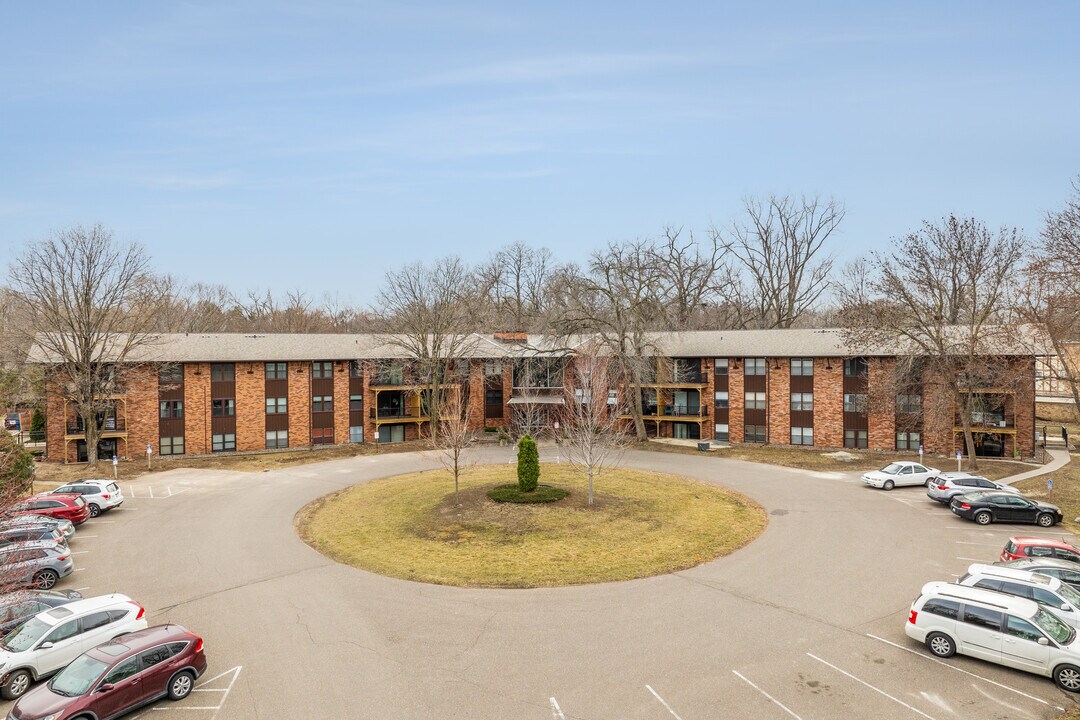 Oakridge Manor in Hopkins, MN - Building Photo