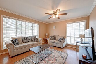 2101 Fountain View Dr in Houston, TX - Building Photo - Building Photo