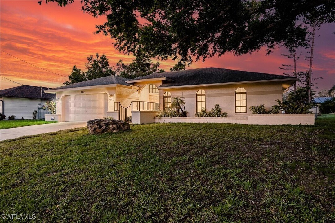3307 Santa Barbara Blvd in Cape Coral, FL - Foto de edificio
