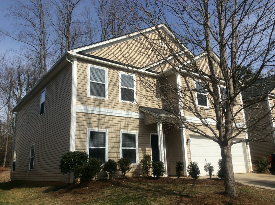 8120 Nikki Cole Dr in Charlotte, NC - Building Photo