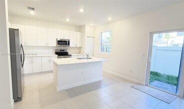 126 SW 184th Ave in Pembroke Pines, FL - Building Photo - Building Photo