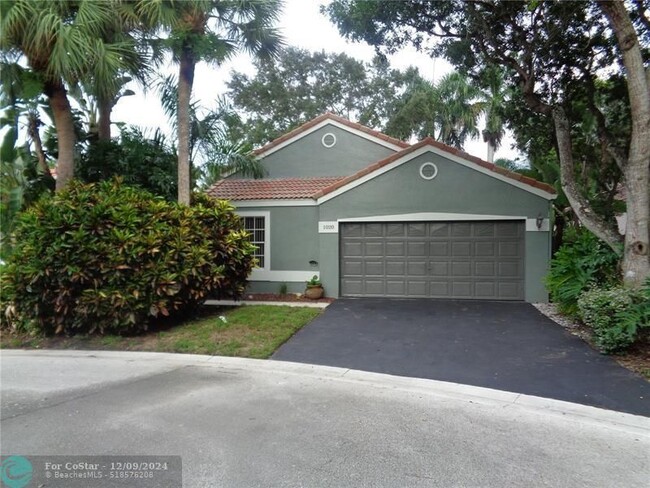 1020 NW 108th Ave in Plantation, FL - Foto de edificio - Building Photo