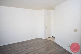 7561 LA JOLLA Blvd in La Jolla, CA - Building Photo - Building Photo