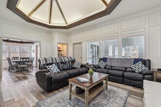 1813 Cross Bend Rd in Plano, TX - Foto de edificio - Building Photo
