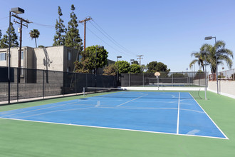 Stonewood Village in Downey, CA - Foto de edificio - Building Photo