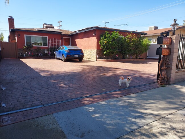 7355 Cleon Ave, Unit JADU in Sun Valley, CA - Building Photo - Building Photo