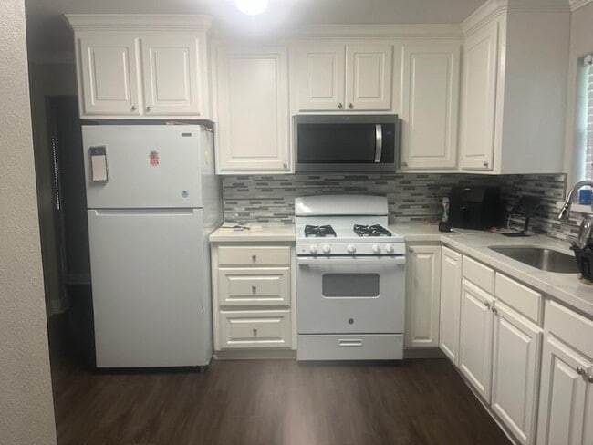 1240 San Felipe St in Angleton, TX - Building Photo - Building Photo