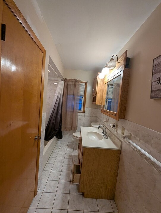 204 Carolyn Ave in Woodbridge Township, NJ - Building Photo
