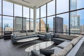 73 East Lake in Chicago, IL - Foto de edificio - Building Photo