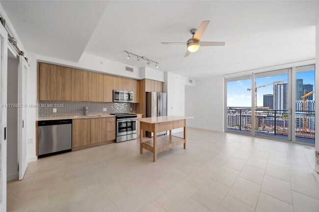 2150 N Bayshore Dr, Unit 903 in Miami, FL - Building Photo - Building Photo