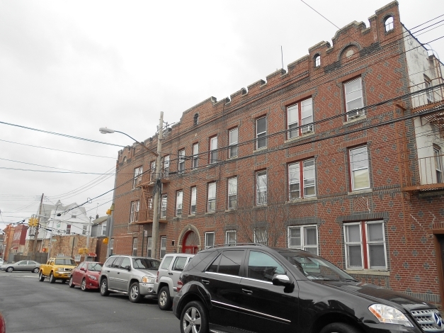 10420 42nd Ave in Corona, NY - Foto de edificio