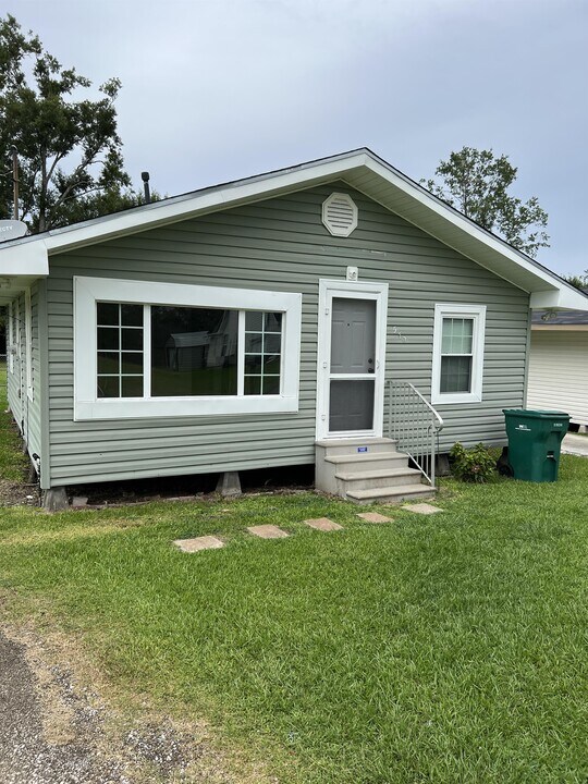 570 Dewey Rd in Moss Bluff, LA - Building Photo