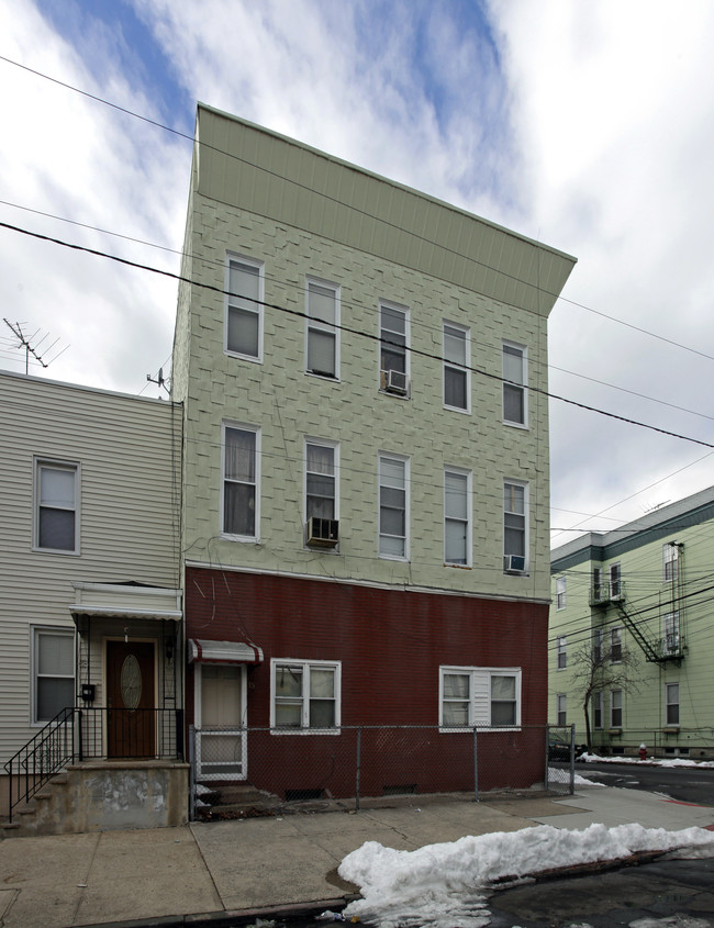 15 Pierce Ave in Jersey City, NJ - Building Photo - Building Photo