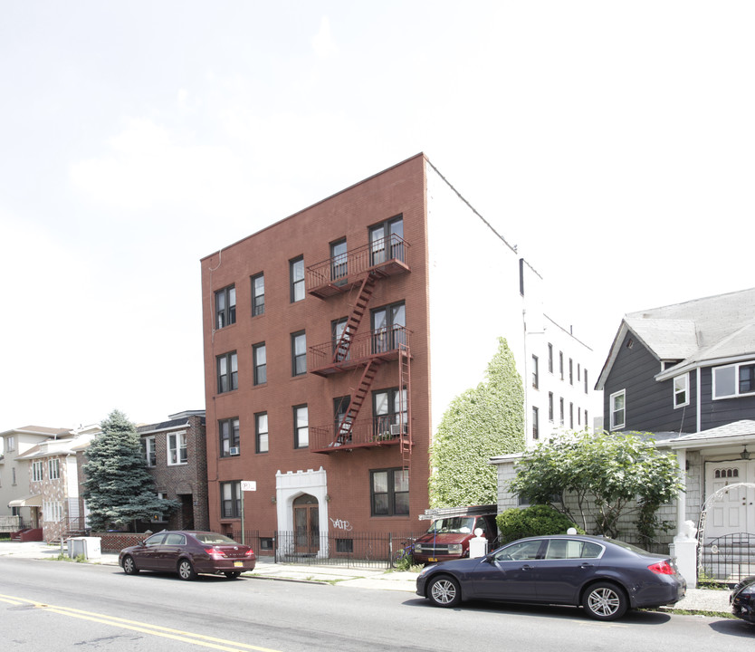 210 Avenue N in Brooklyn, NY - Building Photo