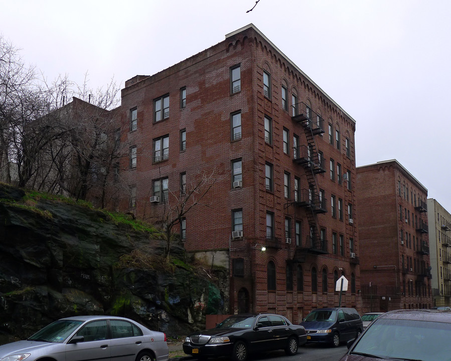 2018 Monterey Ave in Bronx, NY - Foto de edificio