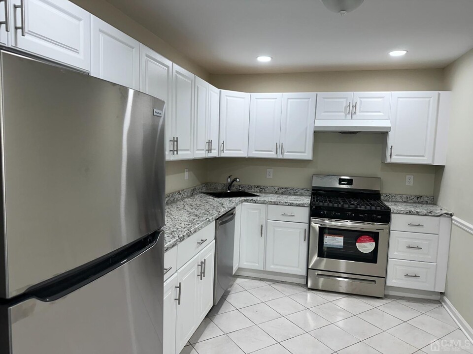 42 Clay St in North Brunswick, NJ - Building Photo