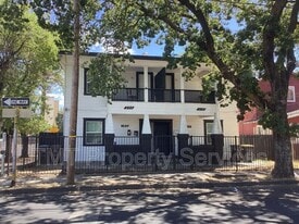 202 W Oak St in Stockton, CA - Building Photo