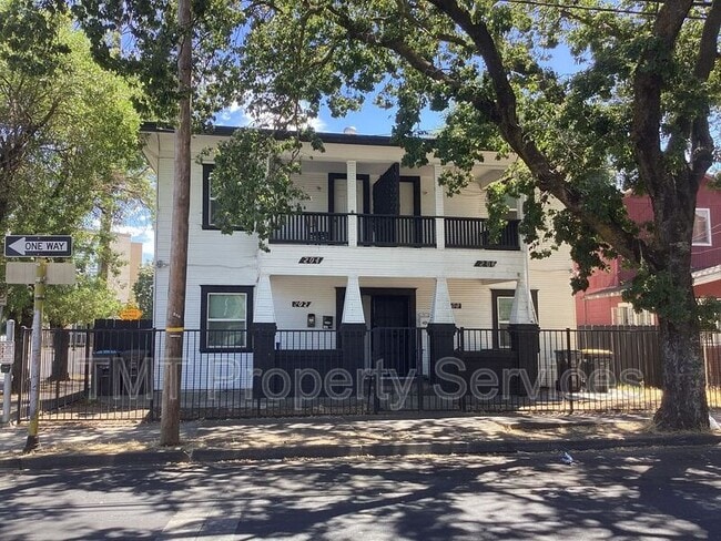 property at 202 W Oak St