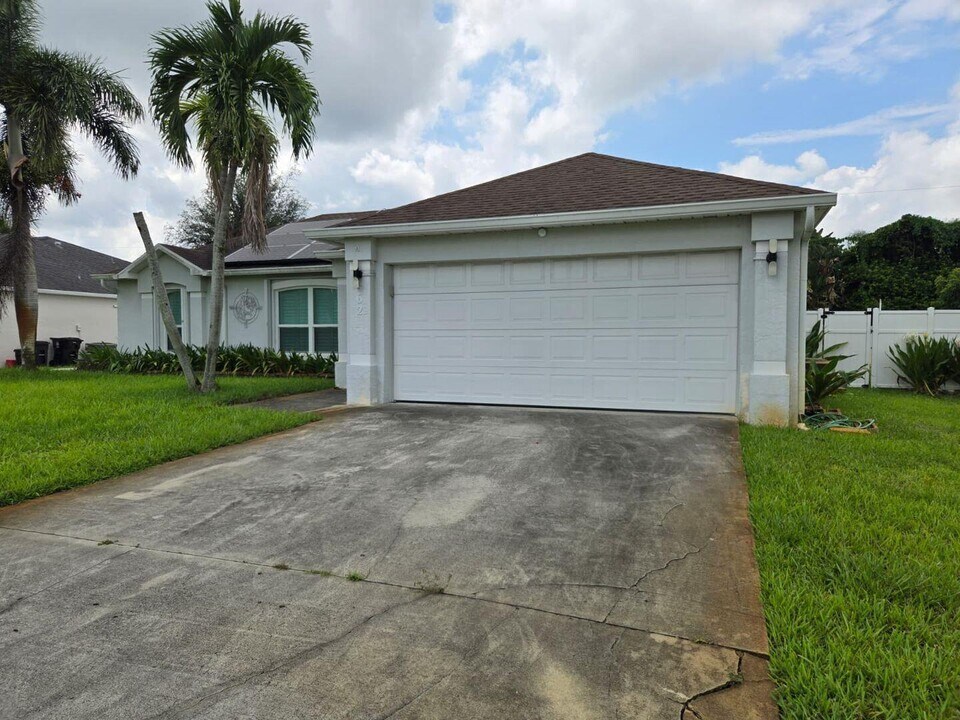 862 SW Carmelite St in Port St. Lucie, FL - Building Photo