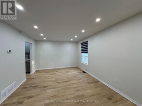 526 Sandford St in Newmarket, ON - Building Photo - Building Photo