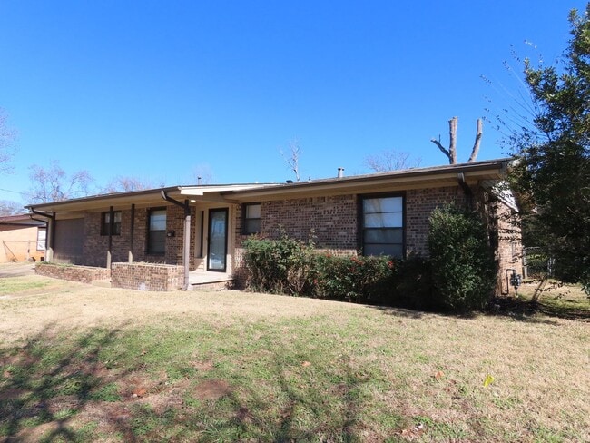 2210 Pine Crest Dr in Tyler, TX - Building Photo - Building Photo