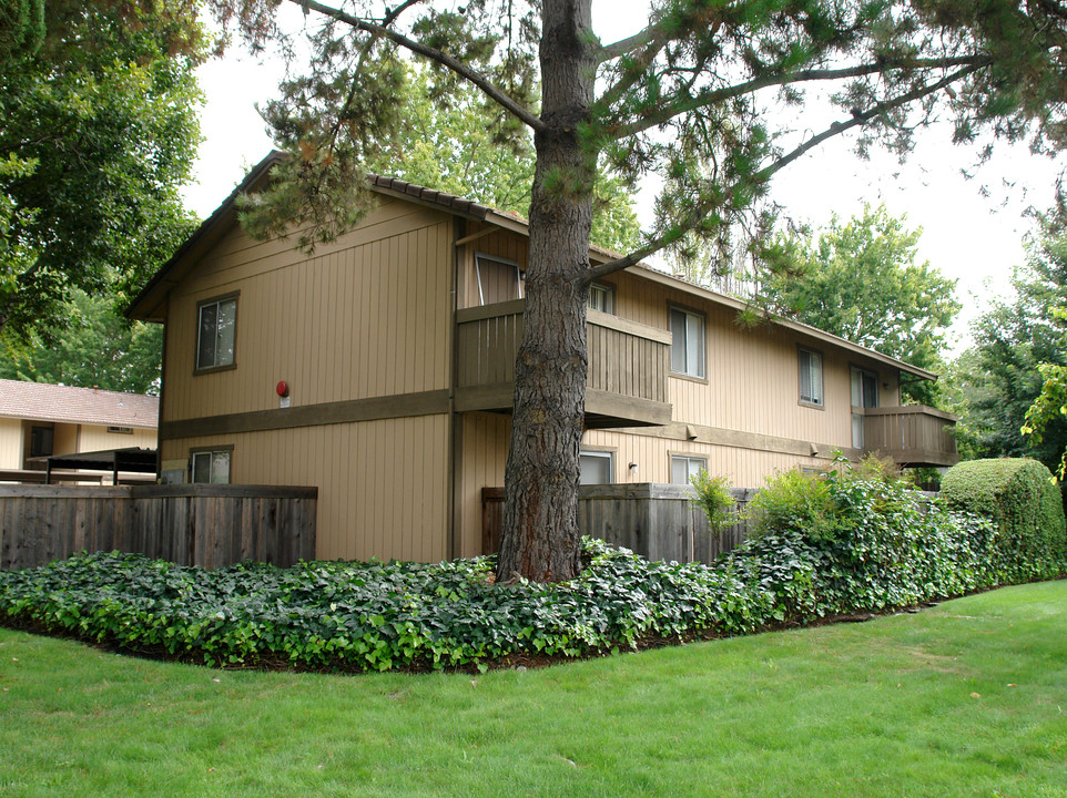 6850 Country Club Dr in Rohnert Park, CA - Foto de edificio