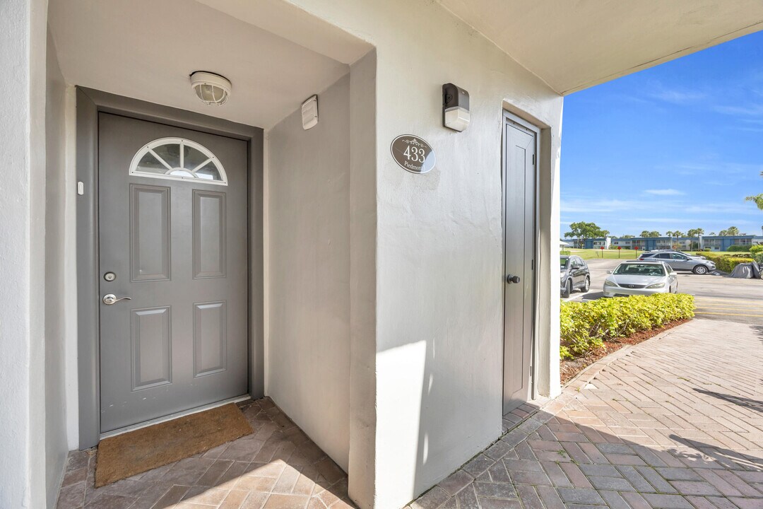 433 Piedmont J in Delray Beach, FL - Building Photo