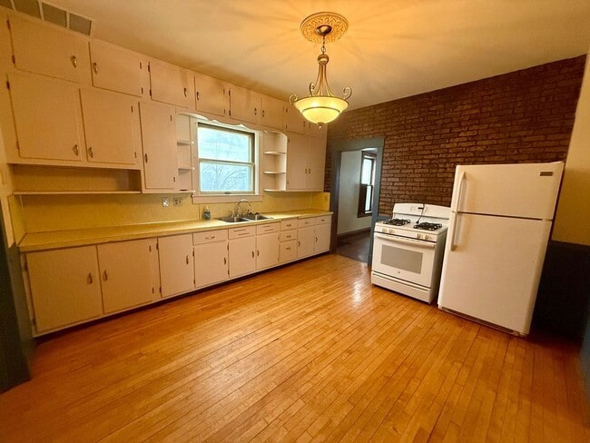 property at 909 S 6th Ave