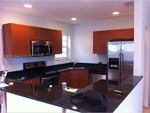 1231 NW 190th St in Miami, FL - Foto de edificio - Building Photo