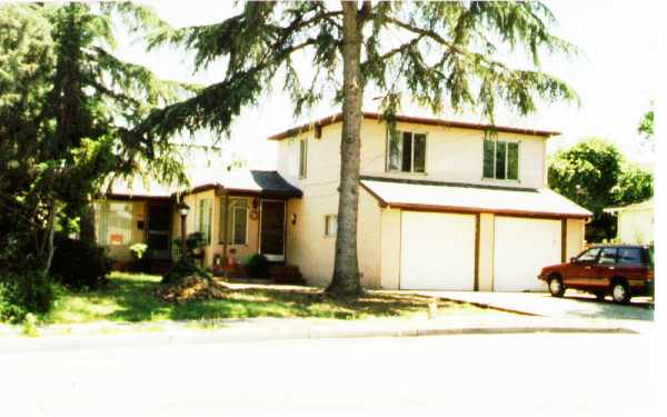 2613-2615 Renton Way in Castro Valley, CA - Building Photo