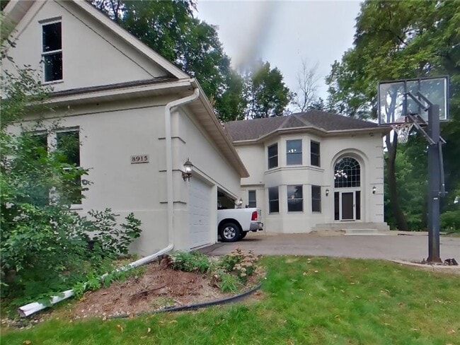 property at 8915 Umbria Pl N
